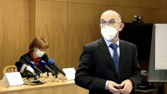 Ministr zdravotnictví Jan Blatný (za ANO), hlavní hygienička Jarmila Rážová a ředitel ÚZIS Ladislav Dušek na tiskové konferenci