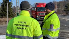 Veterináři s policií a celníky kvůli kauze s polským masem kontrolují kamiony u hranic s Polskem. Fotografie z Královéhradeckého kraje