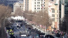 Na pořádek ve Washingtonu mezitím dohlíží více než 25 tisíc policistů a příslušníků národní gardy