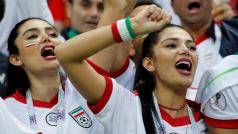 Íránky fandí na zápase proti Španělsku.