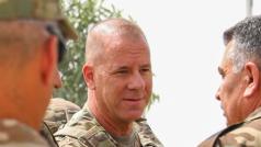 Brigádní generál US Army Jeffrey Smiley (uprostřed) na snímku z července 2018.