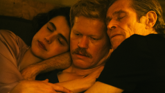 Margaret Qualley, Jesse Plemons a Wlllem Dafoe ve filmu Milé laskavosti