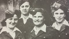 Olga s kolegyněmi za války