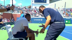 Rozhodčí Mohamed Lahyani v rozmluvě s Nickem Kyrgiosem