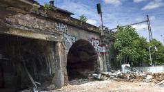 Negrelliho viadukt v místech, kde stála hospoda U Fandy. Místní můžou už jenom zpomínat na obsluhu bez podprsenky.