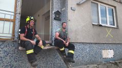 S demolicí domů pomáhají hasiči.