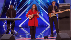 Mandy Harvey, devětadvacetiletá hluchá jazzová zpěvačka v úterý svým hlasem okouzlila porotce i publikum v soutěži America’s Got Talent.