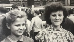 Marie Pekařová (vlevo) s kamarádkou v Praze na spartakiáde
