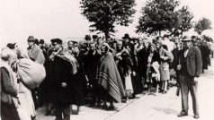 Odsun Němců z Brna na historickém snímku.