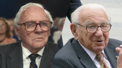 Nicholas Winton (vpravo) a jeho filmový představitel Anthony Hopkins