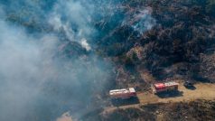 Čeští hasiči pomáhají s likvidací požáru