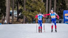 Jonáš Mareček předává štafetu Michalovi Krčmářovi na mistrovství světa ve švýcarském Lenzerheide