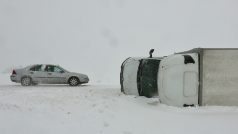 Některé silnice a železnice na Bruntálsku a Opavsku jsou kvůli sněhu a větru uzavřené.