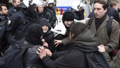 Sjezd AfD v Kolíně nad Rýnem provázejí demonstrace a vnitřní rozpory