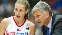 Basketbalistka Kateřina Elhotová v rozhovoru s trenérem Ivanem Benešem