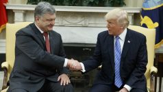 Prezidenti Petro Porošenko a Donald Trump na schůzce v Bílém domě