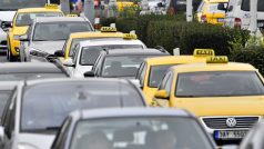 Protest pražských taxikářů proti službám typu Uber. Na snímku je kolona vozů protestujících řidičů taxislužby při jízdě od letiště.