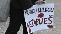 Někteří obyvatelé Brna si na smuteční pochod přinesli transparenty.