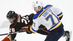 Útočník Vladimír Sobotka v souboji s Brandonem Montourem z Las Vegas Knights