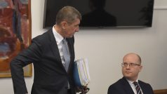 Premiér v demisi Andrej Babiš z hnutí ANO (vlevo) a expremiér Bohuslav Sobotka (ČSSD) při jednání sněmovního bezpečnostního výboru