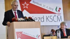 Prezident Miloš Zeman (vlevo) a předseda KSČM Vojtěch Filip na sjezdu v Nymburku