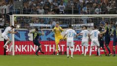 Úvodní semifinálový duel v Marseille skončil vítězstvím domácích 2:0.