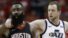 Houstonský James Harden a Joe Ingles z Utahu Jazz.