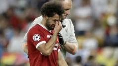 Smutný Mohamed Salah kvůli zranění opouští hřiště ve finále Ligy mistrů.