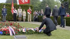 Premiér Andrej Babiš (v popředí) položil věnec v Památníku Lidice