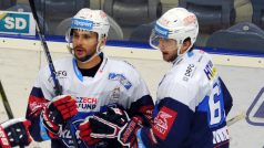 Hokejisté Komety slaví gól do sítě Chomutova