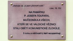 Pamětní deska připomínající osobnost pátera Josefa Toufara je od středy u valdické věznice na Jičínsku.