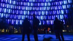 Světelná instalace Wave, tvořená sto dvaceti programovatelnými LED tyčemi umístěnými v administrativní budově Main Point v Karlíně, která prozkoumává fyzikální jev vlnění a jeho formy. Autorem je experienciální studio Hyperbinary z České republiky.