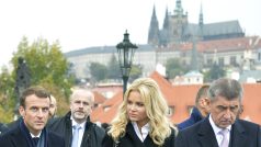 Emmanuel Macron (vlevo) na procházce Prahou s Andrejem Babišem a jeho chotí Monikou