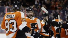 Hráči Philadelphie Flyers oslavují dva body za výhru v prodloužení, když na vítězný gól přihrál Jakub Voráček