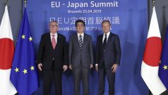 Zleva: Jean-Claude Juncker, Šinzó Abé a Donald Tusk na summitu EU-Japonsko v Bruselu.