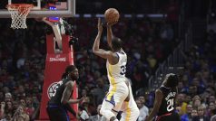 Kevin Durant nastřílel během zápasu proti Los Angeles 50 bodů a pomohl k postupu Warriors do druhého kola play-off NBA