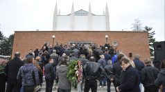 Smuteční hosté před brněnským krematoriem, kam se přišli rozloučit s Josefem Šuralem