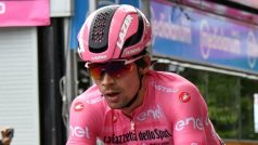 Primož Roglič v růžovém trikotu na Giro d&#039;Italia.