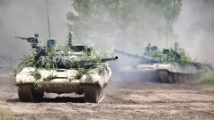 Český tank T-72M4CZ na tankodromu Zadní Bahna ve Strašicích na Rokycansku.