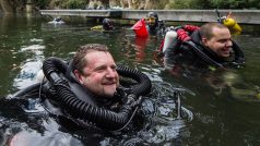 Potápěči David Ondrášek (vlevo) a Václav Gabriel překonali v zatopeném lomu u Lišova na Českobudějovicku český rekord v délce pobytu pod vodou.