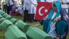 V Bosně a Hercegovině si připomínají 24. výročí vraždy několika tisíc muslimských mužů a chlapců ve Srebrenici.