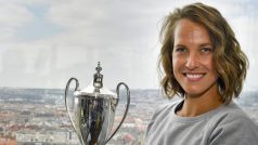 Tenistka Barbora Strýcová pózuje s pohárem pro vítězku čtyřhry ve Wimbledonu