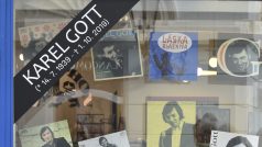 Obaly vinylových desek zpěváka Karla Gotta ve výloze prodejny na Jungmannově náměstí v Praze, u které vydavatelství Supraphon zřídilo pietní místo k uctění Gottovy památky.