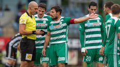 Fotbalisté Bohemians protestují u sudího Ondřeje Ginzela během utkání v Českých Budějovicích