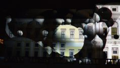 Největší instalace od Jakuba Peška každý večer pomocí čtyř laserů pokryje obrazem 180 000 metrů krychlových mezi Smetanovým nábřežím a Střeleckým ostrovem.