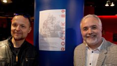 Zleva herec a hudebník Petr Rajchert a režisér a autor scénáře Ondřej Kepka uvedli 14. listpadu 2019 v Praze dokument Ročník 89.