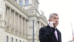 Premiér Andrej Babiš telefonuje před Národním muzeem v Praze, kde se spolu s premiéry zemí V4 a předsedou Německého spolkového sněmu Wolfgangem Schäublem zúčastní 17. listopadu 2019 slavnostního programu k 30. výročí sametové revoluce.