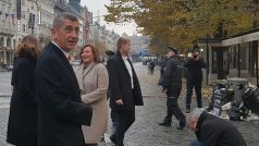 Premiér Andrej Babiš (ANO) cestou z Národní třídy v Praze, kde 17. listopadu 2019 položil kytici a zapálil svíčku při příležitosti 30. výročí sametové revoluce, zkontroloval odpadkové koše v dolní části Václavského náměstí a vyzval pražského primátora Zdeňka Hřiba, aby si alespoň 17. listopadu uklidil.