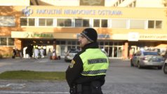 Policie před Fakultní nemocnicí Ostrava.