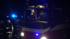 Autobus přepravující evakuované cestující při požáru vlaku v Ejpovickém tunelu
